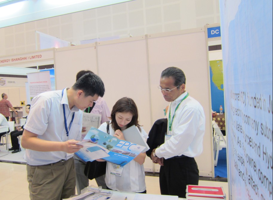 印尼水展中中水科參展人員正在為咨詢(xún)?nèi)藛T講解